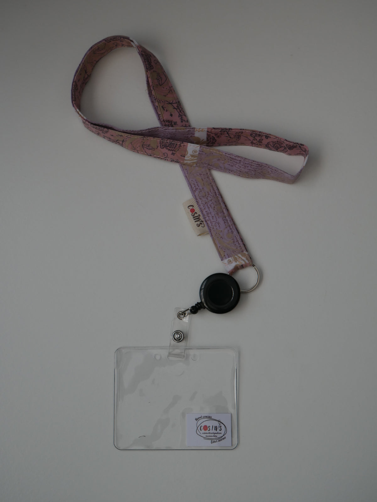 Portaacreditación · Patchwork lila con pájaros